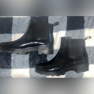 Short black shiny rain boots!